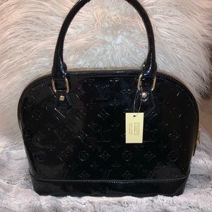 Black glossy hand bag! 🖤